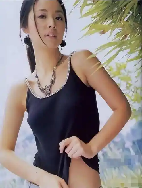 林心如出席活动,疑不穿内衣引热议!