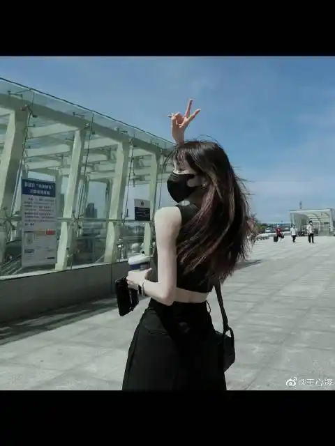 王心凌晒背影比耶随拍