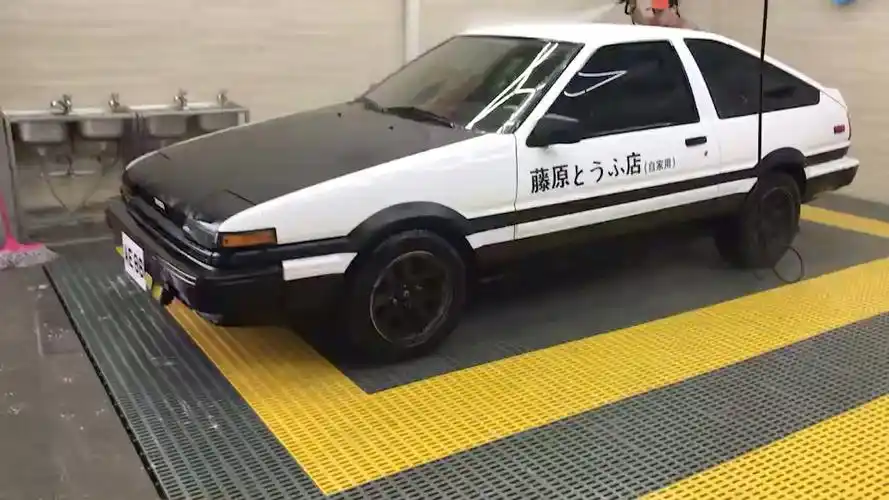 头文字d 电影周杰伦扮演藤原拓海豆腐店 丰田ae86