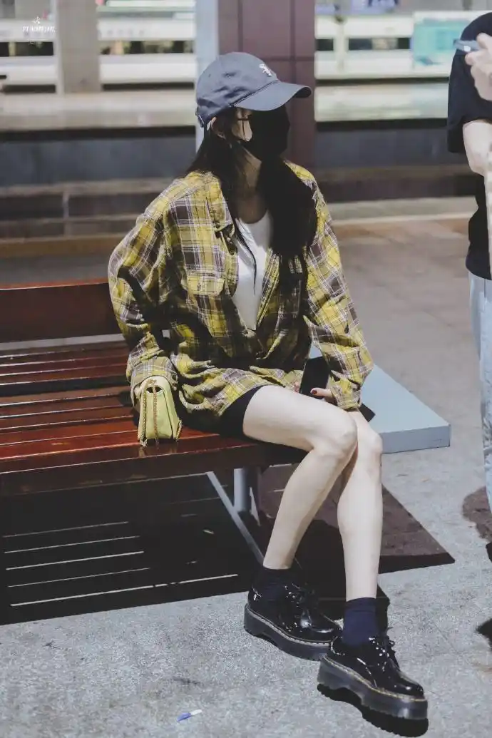 杨幂的私服穿搭简直是教科书级别,机场街拍女王名不虚传!