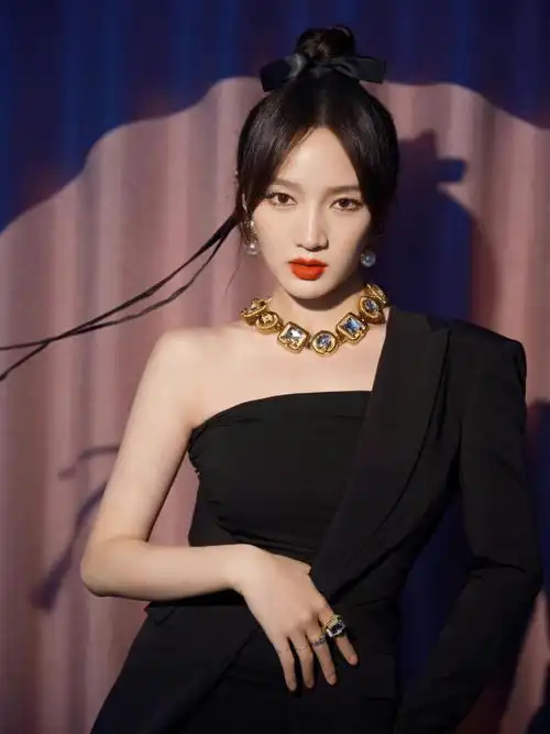 歌手,演员 孟佳 上身#versace22早秋系列  西装外套 搭配 #versace22