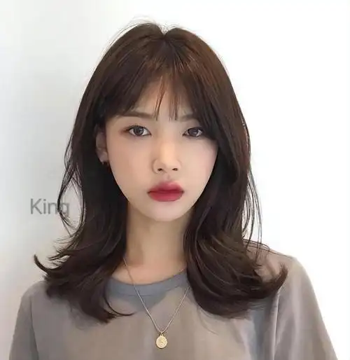 女生发量少齐肩烫什么发型好看(五六十岁的女人剪短发)