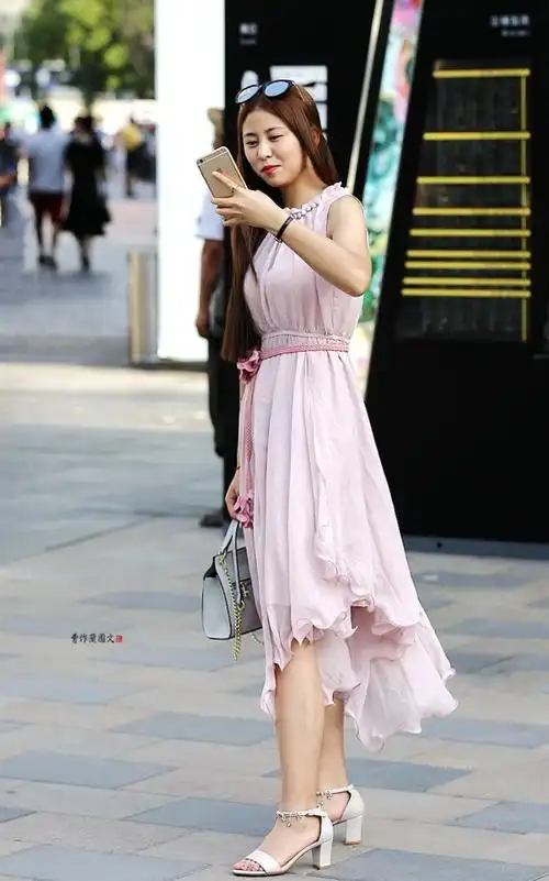 街拍站立时尚潮头的一字带凉鞋美女