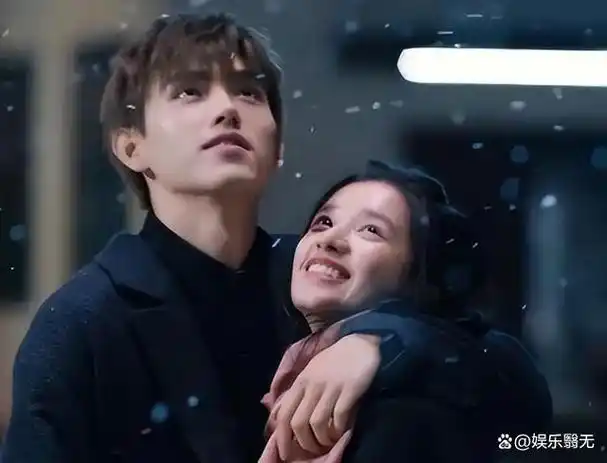 周也在2019年参与了与周冬雨和易烊千玺合作的电影《少年的你》,在片