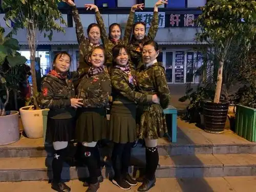 上海乐乐水兵舞团年欢会表演四步造型