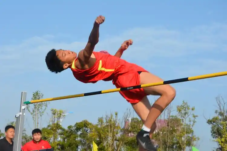 乘风起跑,澎湃青春秋日鸣响,— 记常德市第十三届中学生田径运动会 -