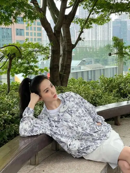 组图:刘诗诗高马尾妆造出席活动 穿短裤小腿白到发光