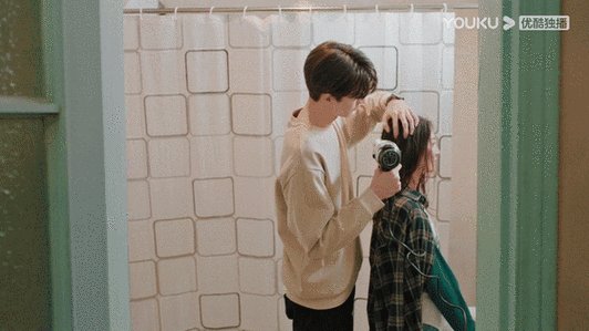 郑素年真的好宠邵雪啊,怕邵雪着凉赶紧把自己的衣服给邵雪披上