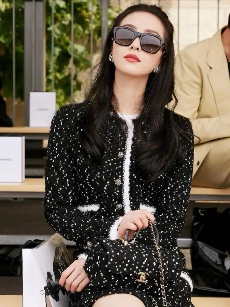 组图:刘诗诗巴黎时装周生图曝光 黑色小香风穿搭温婉贵气