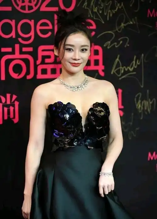 选了个良辰吉日,袁姗姗带着自己那马甲线和腹肌,重回娱乐圈啦!