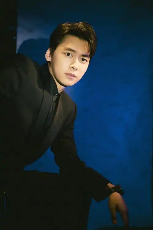 李易峰黑色西装优雅帅气写真图片