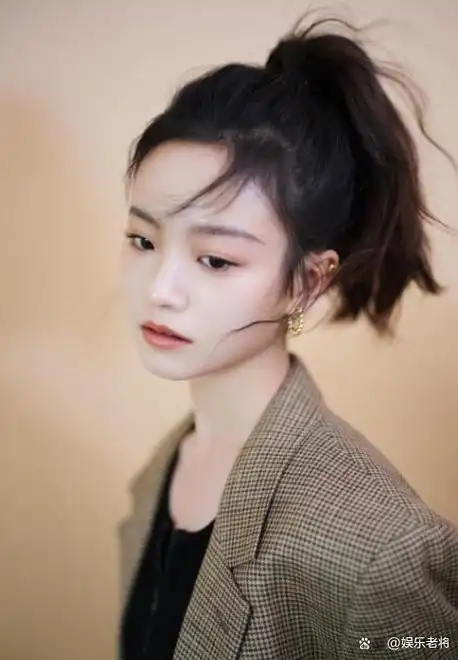 同为"京圈公主",关晓彤跻身一线,为何李庚希被喷"资源咖"