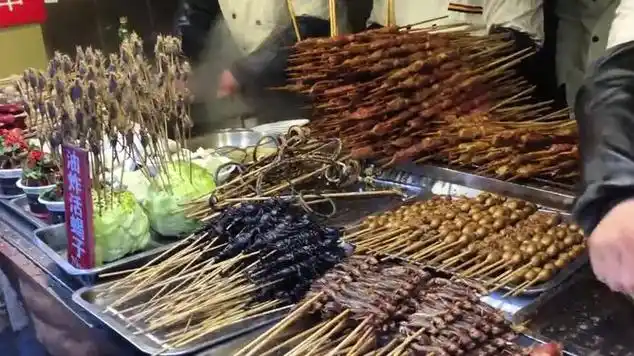 北京王府井小吃街油炸蝎子蚂蚱蚕蛹这样的美食你敢吃吗