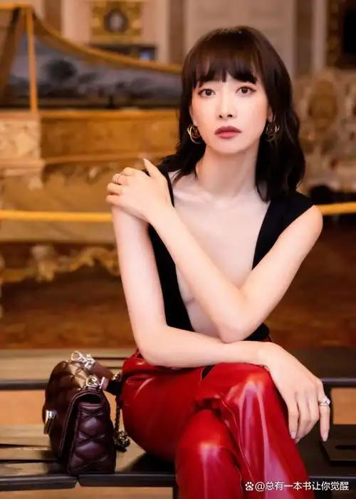 照片中,宋茜身着一件深v上衣,搭配着简洁的黑色短裤,展示出了她魅惑的