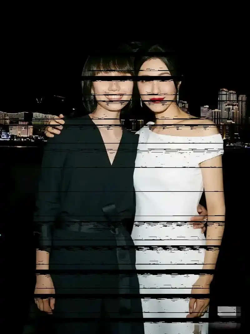 袁泉和曾黎大学同班同学