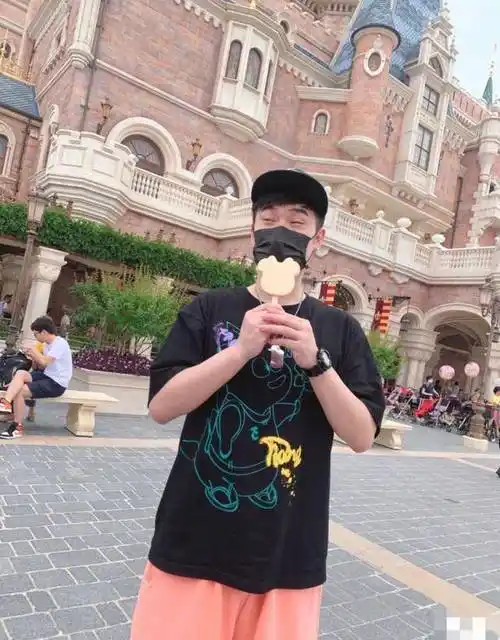 穿小黄裙逛游乐场,嘴唇鼻子神似陈赫_安姐_鹿晗跳