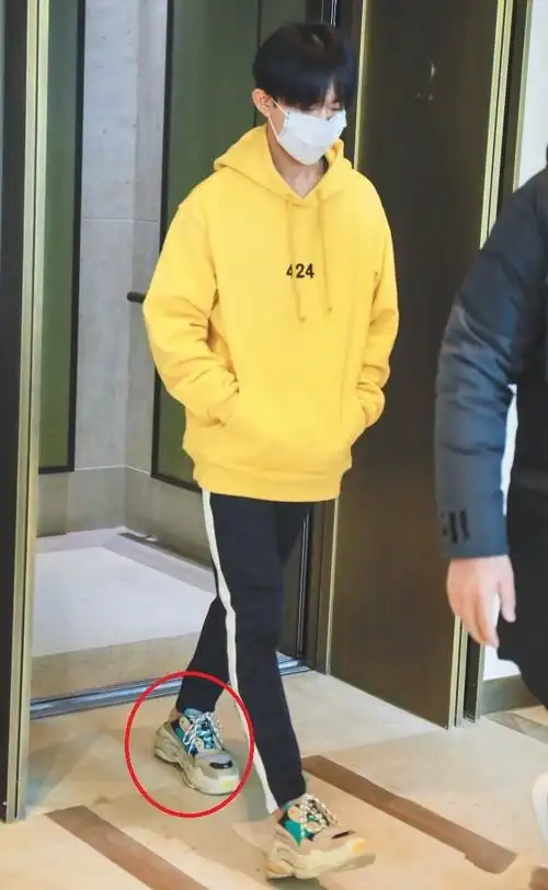 今天的易烊千玺是芒果味的!仔细看,原来易烊千玺是这样穿鞋的!