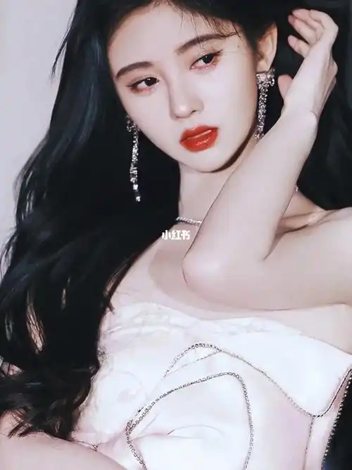 "万篇恶意总是迫不及防的冲向她,但鞠婧祎从不被流言蜚语定义"