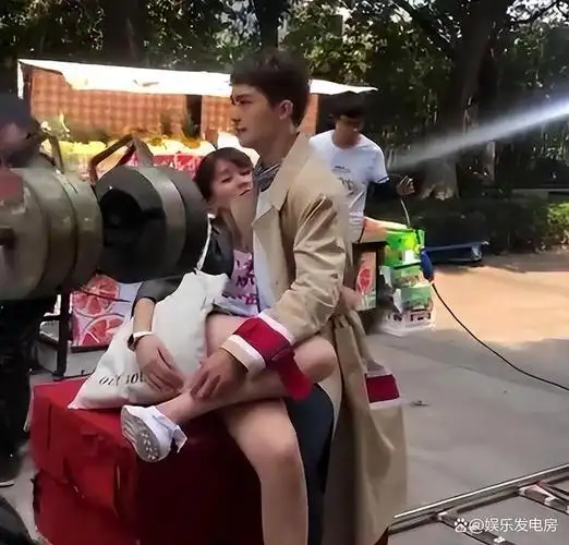 怪不得电视里只有上半身镜头下移后是不忍直视尴尬的全景