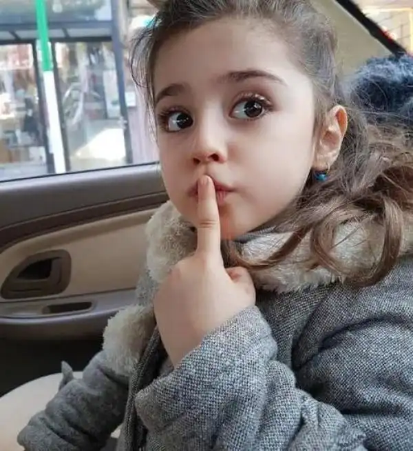 岳云鹏还曾和其中一位撞脸的小男孩同框表演,这可是逗乐了不少现场