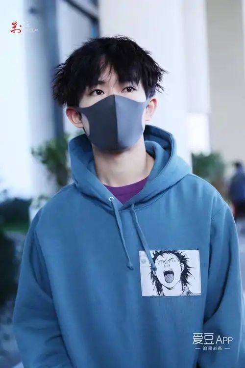 易烊千玺今日上班路透 少年身着蓝衣卷毛很迷人