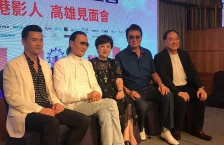 83岁谢贤向前妻表白动作羞涩眼神深情向华强笑看两人秀恩爱