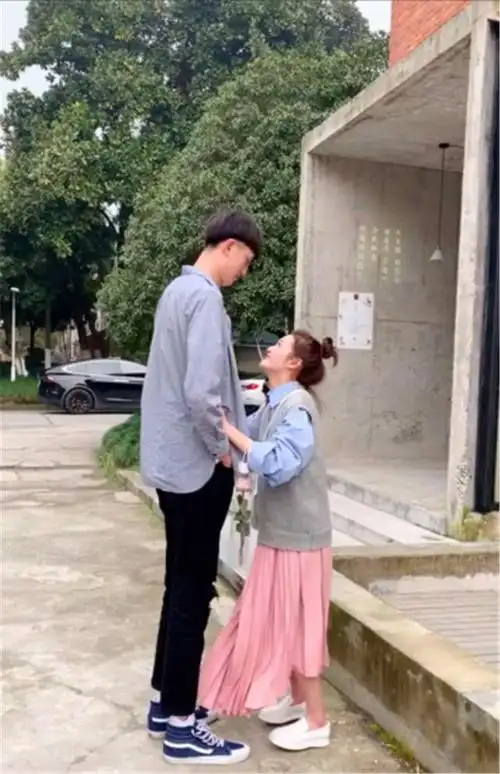 "最萌身高差"情侣走红,简直不能太甜了,网友:我有点眼馋!