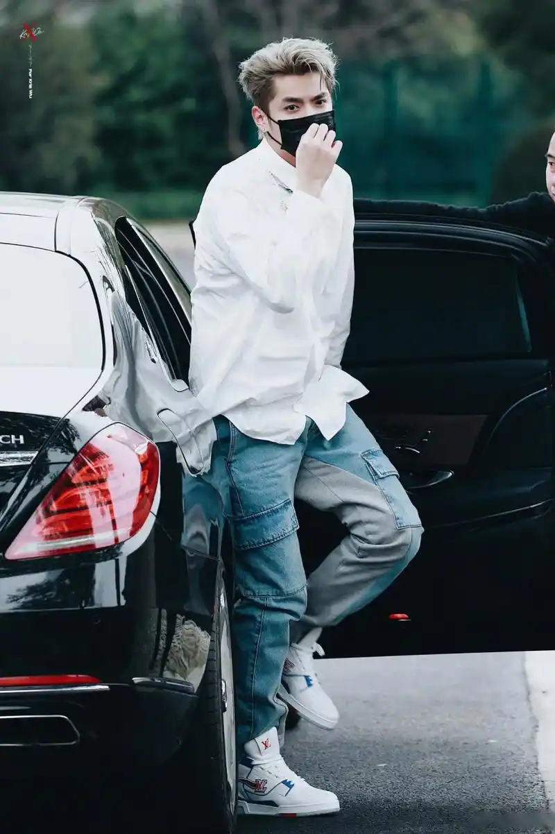 白衬衫青春帅气,很热情的和粉丝打招呼呐[期待]期待吴亦凡!@吴亦凡