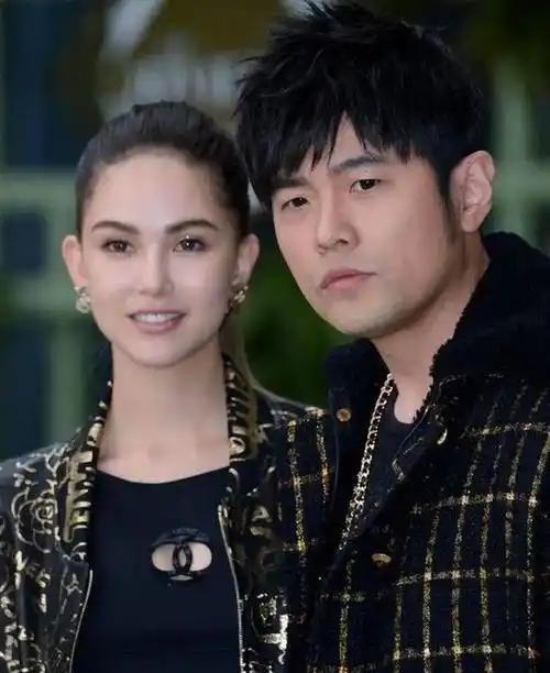 昆凌晒亲密照为周杰伦庆生!