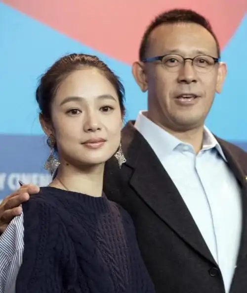 第二任妻子是女星周韵,比他小15岁,俩人在姜文离婚的同一年结婚,婚后