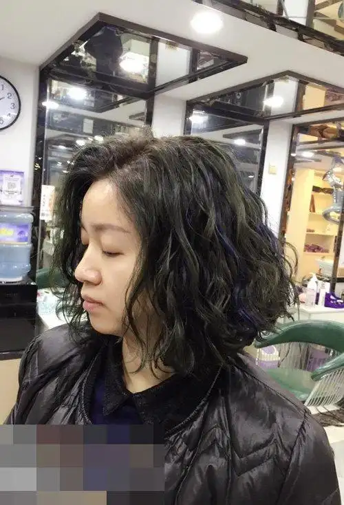 小女生波波头玉米烫欣赏时尚变甜美的齐肩发型