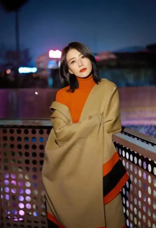 结婚10年,高圆圆不顾女儿在前面,勾住赵又廷的脖子亲吻