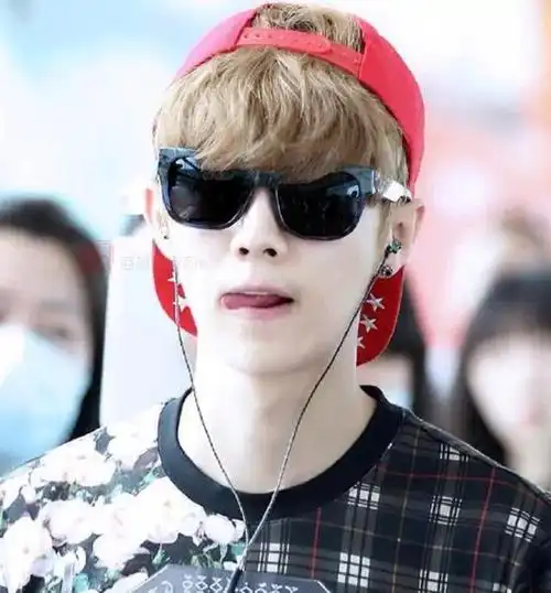 210410 时尚达人鹿晗教你怎样戴墨镜,实用又炫酷你学会了吗?