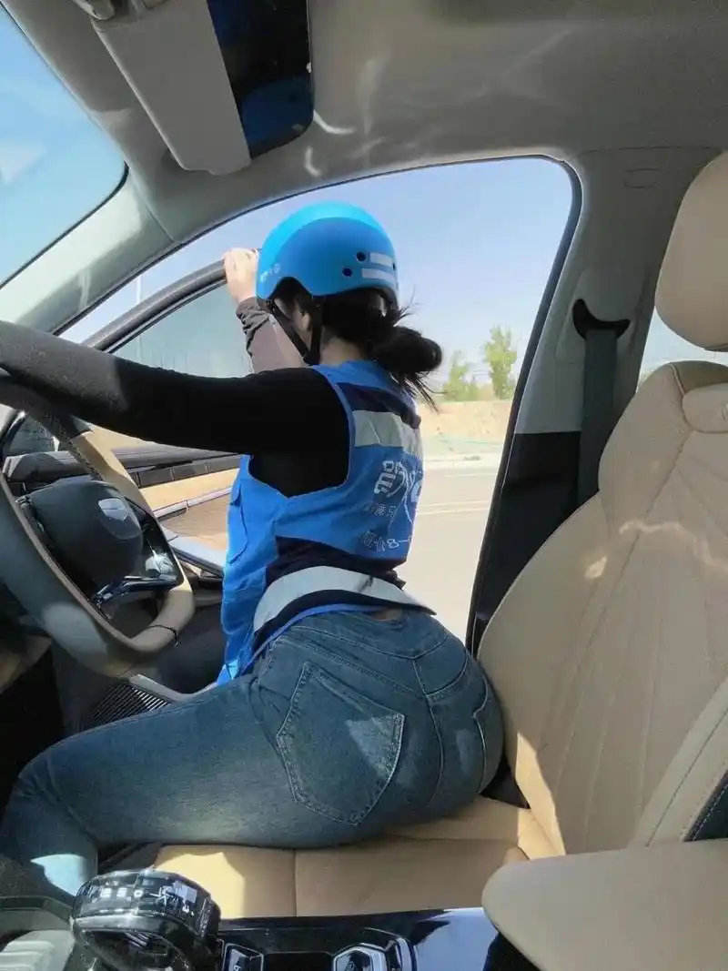 今天偶遇的一位美女代驾