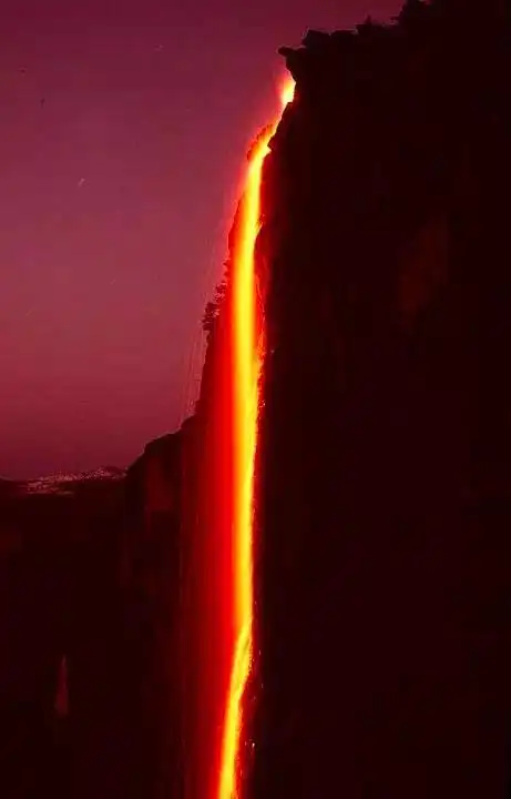 当冰雪融化,自瀑布流淌而下,与夕阳遥相辉映