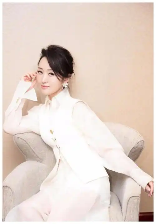 47岁杨钰莹近照胖成球,网友直呼认不出__财经头条