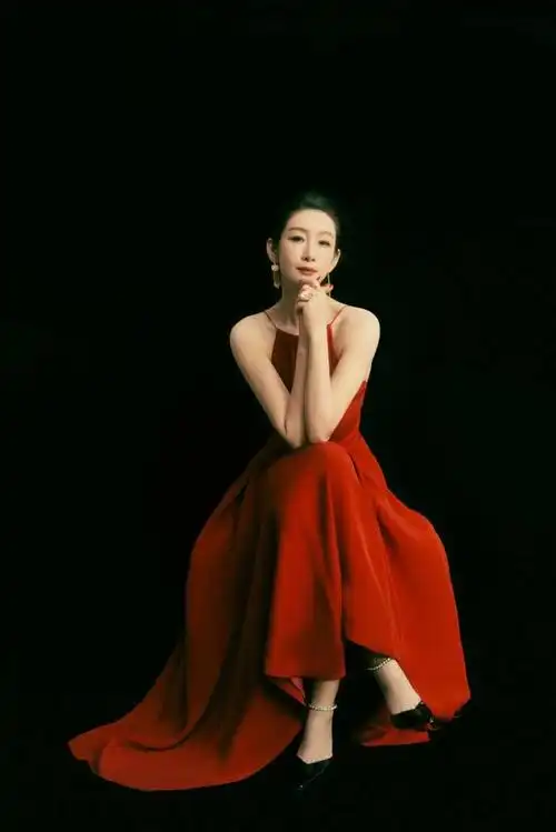 秦海璐穿红丝吊带裙秀出曼妙好身材,香肩和背部线条展现别样韵味