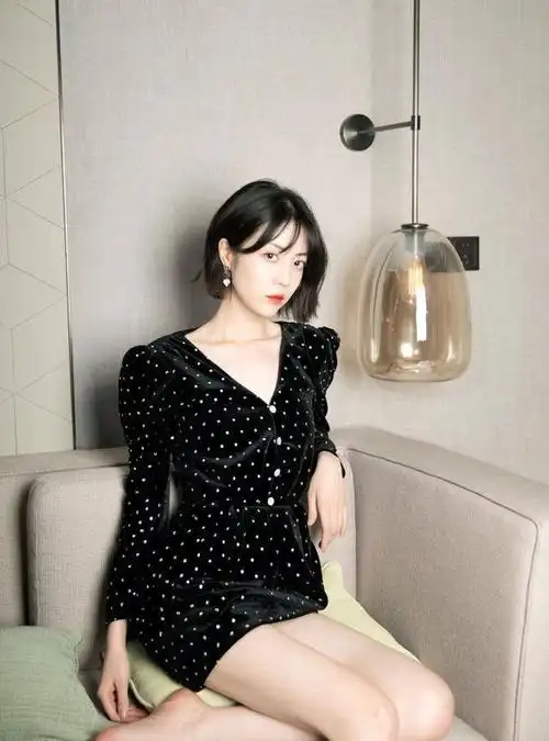 李溪芮不惧寒冬照样秀腿,毛衣配超短裙,大长腿比脸更抢镜