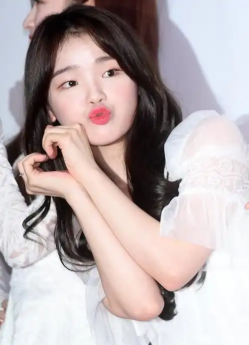 唯美素雅的白色连衣裙都在穿,oh my girl最灵动可爱的是谁