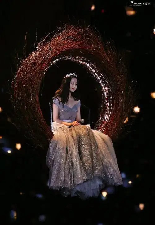 迪丽热巴晚会坐在"鸟巢"上唱歌