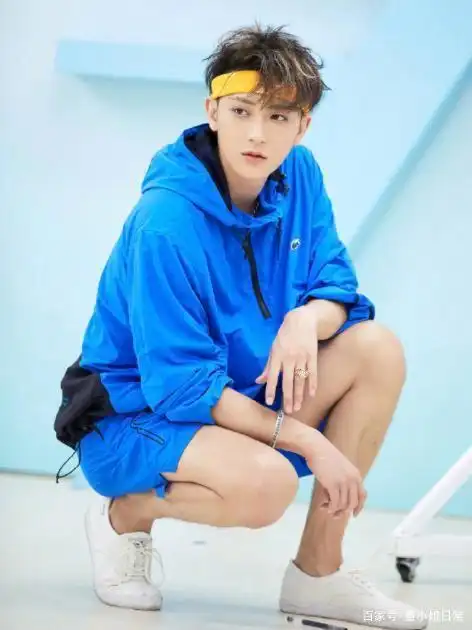黄子韬的运动造型"火"了,搭配橙色发带,元气满满!