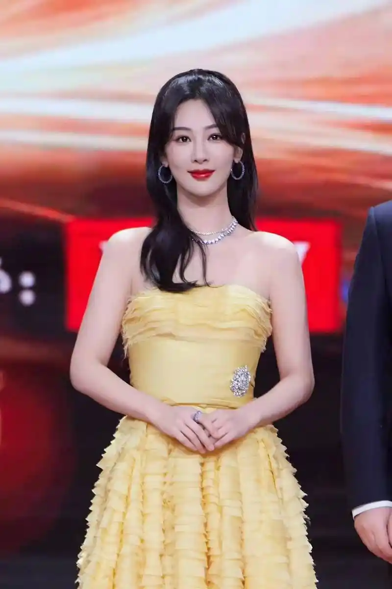 杨紫接受采访谈成长变化,侯鸿亮对杨紫评价很高,旺男主是其落地_合作