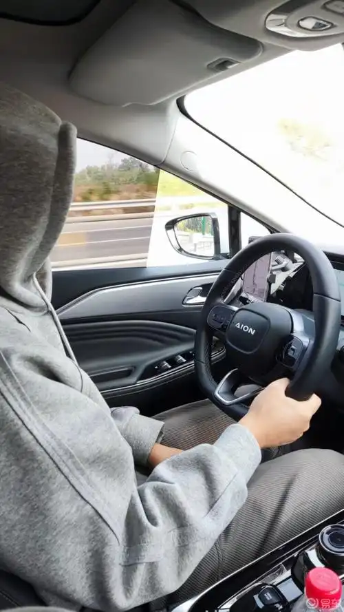 方向盘的正确握法:3点9点式