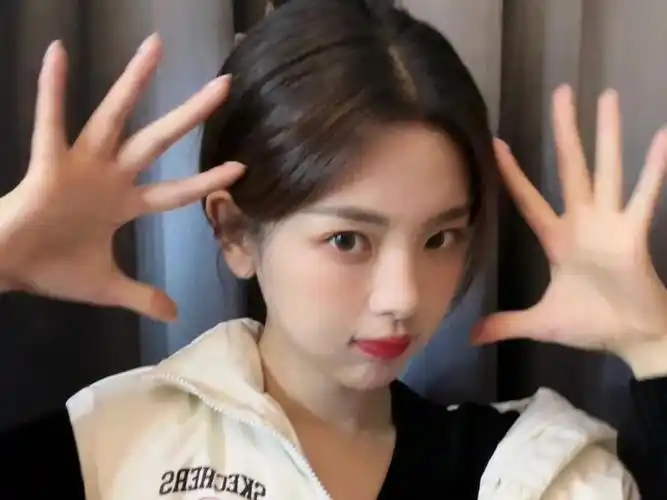 杨超越再跳创造101主题舞,虽然只能看影子,但跳得不错,身材也好好呀!