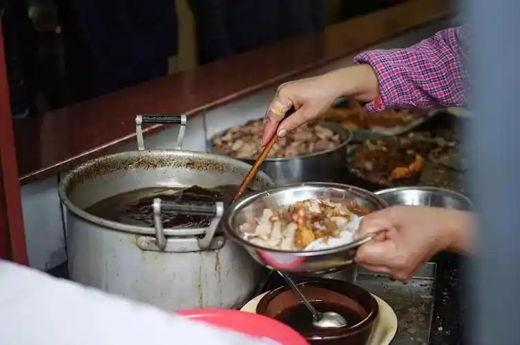卤水来自桂林的「方圆米粉」,卤水非常香.