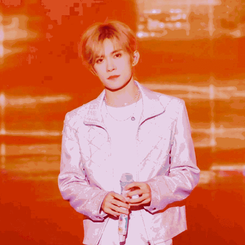 易烊千玺大花轿直拍 被删##tfboys是在擦玻璃吗