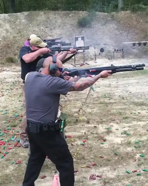 国外射击场集体发射霰弹枪枪不是这样玩的浪费子弹