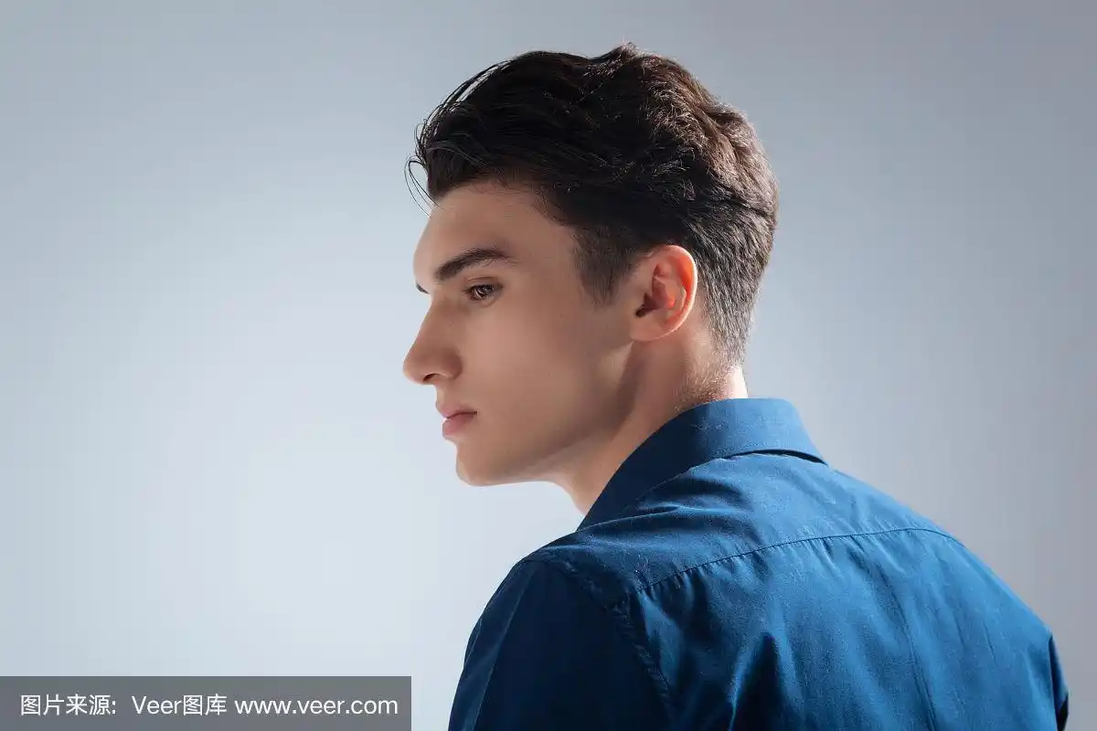 体贴的男模特侧视着