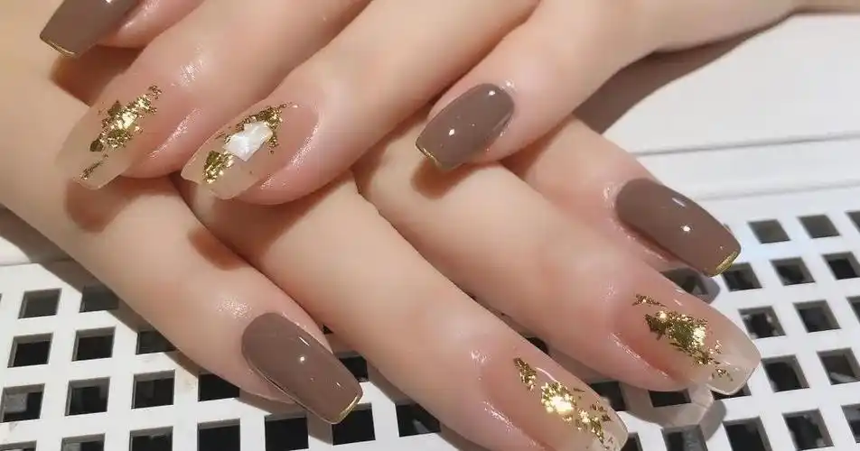 显白的美甲款式有哪些不妨试试这几款显得双手白皙又细长