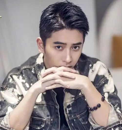 三七分两边铲发型